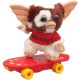 Neca Gremlins peluche Gizmo sur son skate 20 cm