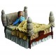Neca L Exorciste figurine Deluxe Regan on Bed 18 cm